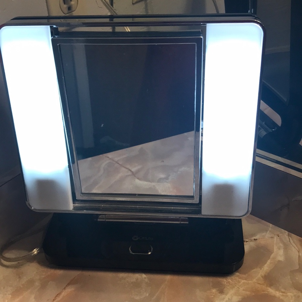 Vanity mirror